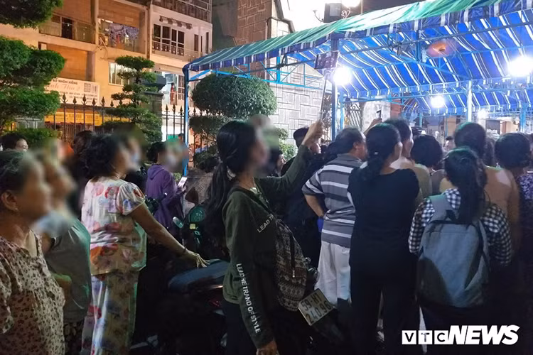 Đến tối muộn, đám đông livestream vẫn đeo bám các nghệ sĩ tới viếng. Ảnh: VTC