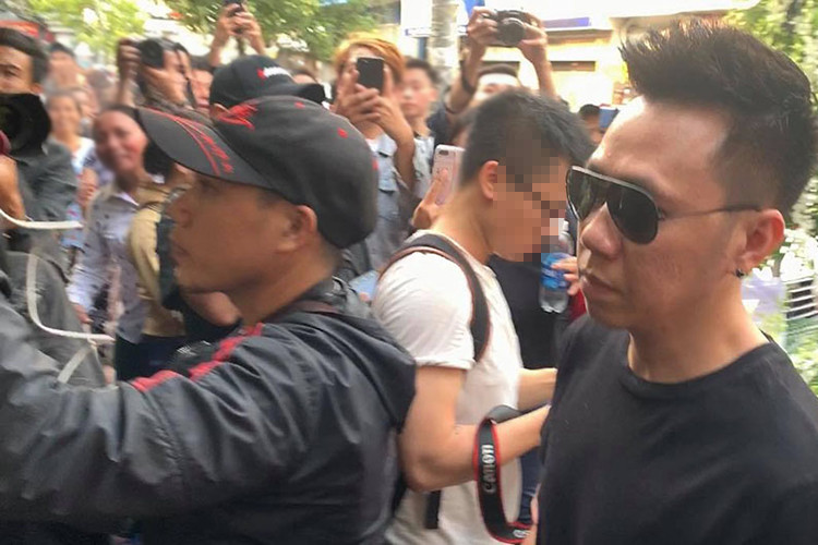 Khi nghệ sĩ tới viếng, đám đông cười đùa, quay phim gây náo loạn khu vực tang lễ. Ảnh: Dân Việt