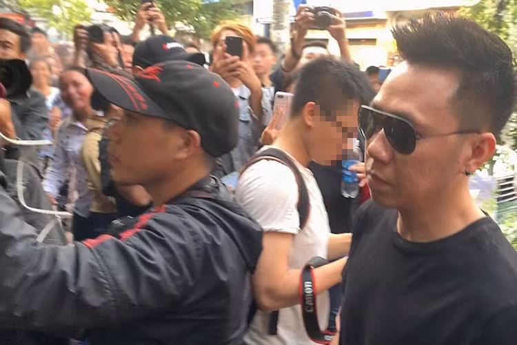 Khi nghệ sĩ tới viếng, đám đông cười đùa, quay phim gây náo loạn khu vực tang lễ. Ảnh: Dân Việt