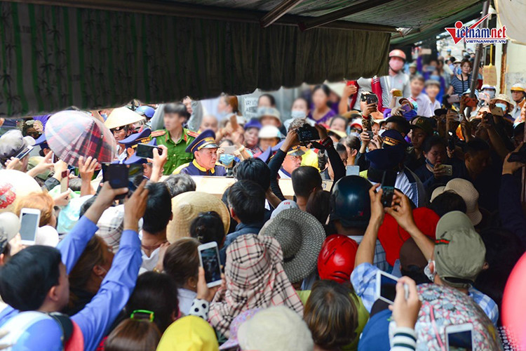 Ngày 9/4, thi hài của nghệ sĩ Anh Vũ về đến chùa Ấn Quang. Trước đó, Anh Vũ qua đời khi đang lưu diễn ở xứ cờ hoa. Ảnh: Vietnamnet