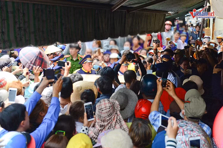 Ngoc Lan buc xuc khi dam dong livestream phan cam tai dam tang Anh Vu