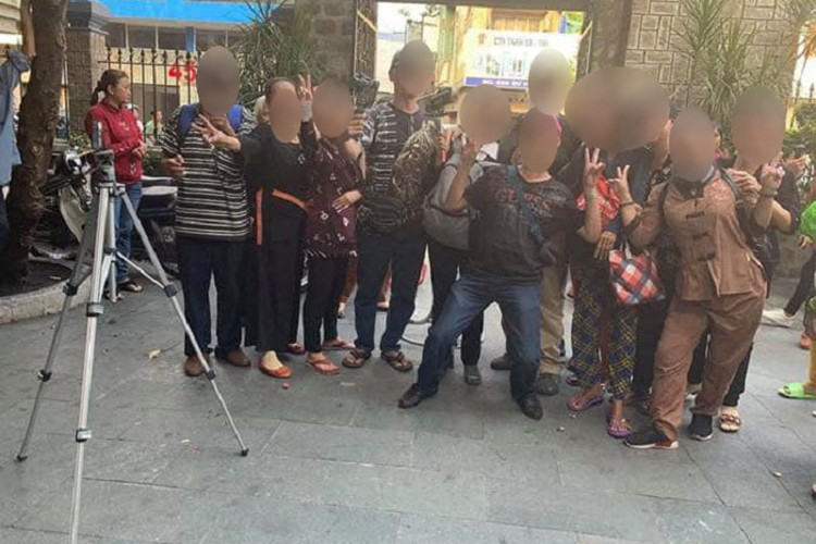 Được biết, vì tình trạng hỗn loạn nên bảo vệ của chùa hạn chế người vào viếng diễn viên Anh Vũ. Ảnh: VTC