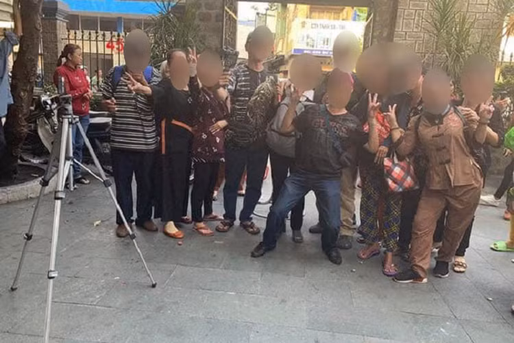 Được biết, vì tình trạng hỗn loạn nên bảo vệ của chùa hạn chế người vào viếng diễn viên Anh Vũ. Ảnh: VTC