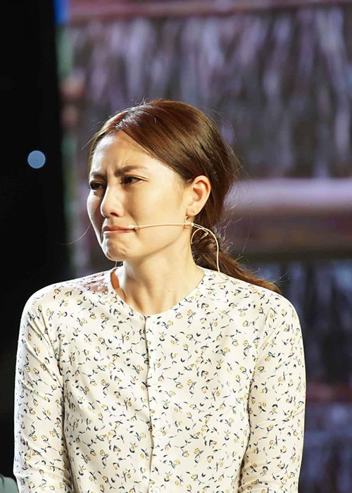 Trước những hành động phản cảm của đám đông tại đám tang, diễn viên Ngọc Lan vô cùng bức xúc. "Khi thời đại 4.0 lên ngôi, khi mà người ta chẳng cần quan tâm đến nội dung, chỉ cần lượt view cao là họ có thể nhận mỗi tháng nhận 400-500 triệu thì đây, hệ quả của việc này là đây. Có tàn nhẫn quá không các bạn? Đồng tiền rót về tài khoản của các bạn mỗi tháng vì những chiêu trò như thế này các bạn ăn có ngon miệng không", cô viết. Ảnh: FBNV