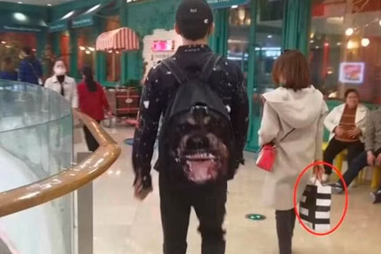 Đầu tháng 4/2019, Lý Thần còn bị bắt gặp đi mua sắm cùng một cô gái lạ mặt. Tuy nhiên, fan của nam diễn viên đưa ra lời giải thích cô gái đó chỉ là quản lý của Lý Thần.