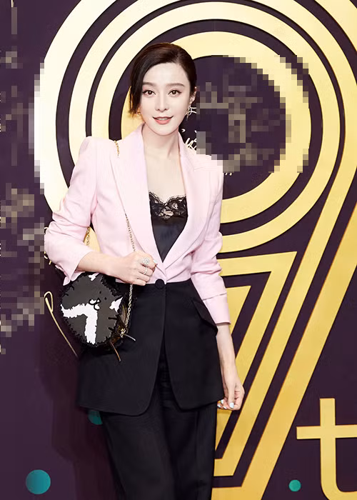 "Nàng Kim Tỏa" của "Hoàn châu cách cách" khoe vòng eo thon gọn, dập tắt tin đồn mang bầu với Lý Thần rộ lên cách đây không lâu.