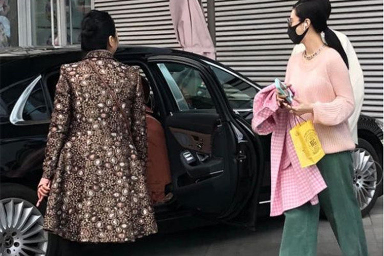 Sau khi nộp xong 3000 tỷ đồng, nữ diễn viên được cho là đang gặp khó khăn về kinh tế. Một trong những bằng chứng là cô đi giày cũ, không đi siêu xe.