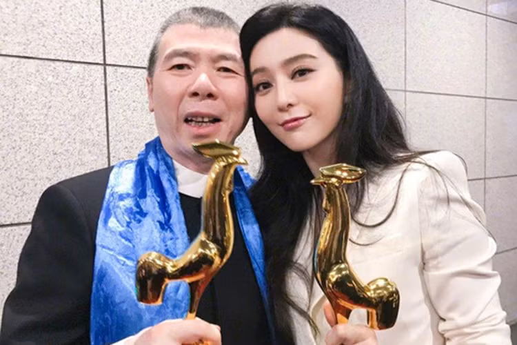 Sau khi thắng kiện, Phạm Băng Băng nhanh chóng gặp đạo diễn Phùng Tiểu Cương.