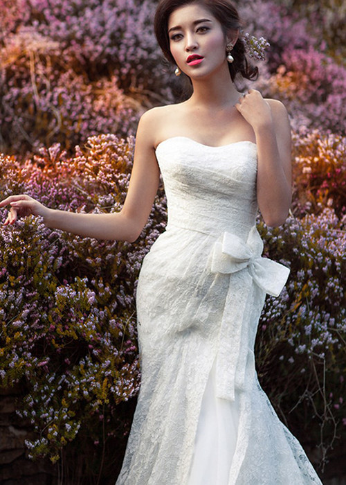 Vóc dáng gợi cảm là lợi thế của Huyền My khi diện váy cưới ôm sát cơ thể.