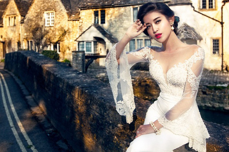 Nhiều lần mặc váy cưới, Huyền My thường bị fan "chất vấn" khi nào sẽ lên xe hoa.