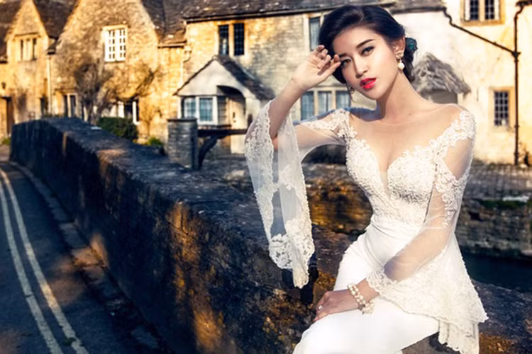 Nhiều lần mặc váy cưới, Huyền My thường bị fan "chất vấn" khi nào sẽ lên xe hoa.