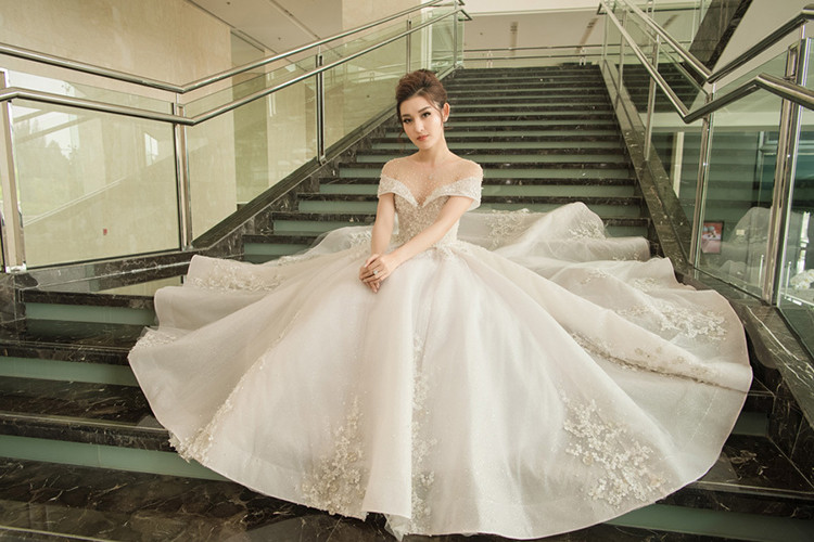 Trước khi trở thành cô dâu ngoài đời thực, Huyền My đã có không ít lần diện váy cưới. Ảnh: Vietnamnet