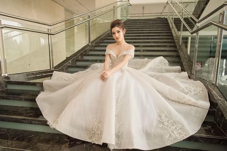 Trước khi trở thành cô dâu ngoài đời thực, Huyền My đã có không ít lần diện váy cưới. Ảnh: Vietnamnet