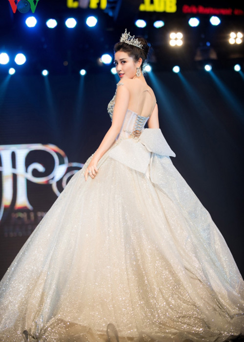Hình ảnh Huyền My mặc váy cưới trình diễn thời trang. Ảnh: VOV