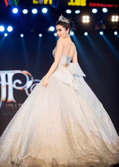 Hình ảnh Huyền My mặc váy cưới trình diễn thời trang. Ảnh: VOV