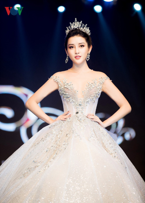 Trên sàn catwalk, Huyền My cũng từng hóa cô dâu xinh đẹp, chỉ chờ "chú rể". Ảnh: VOV