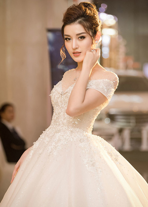 Mới đây, nàng á hậu sinh năm 1993 đẹp lộng lẫy trong chiếc váy cưới đính kim cương trị giá 2,5 tỷ đồng. Ảnh: Vietnamnet