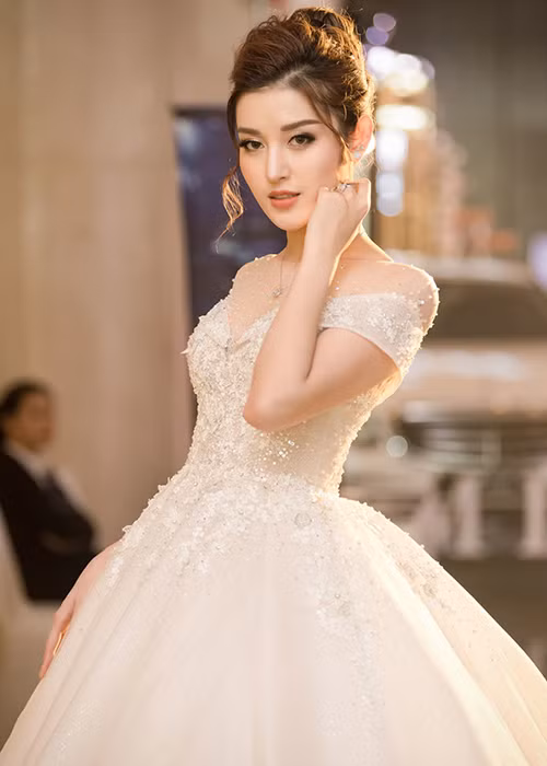 Mới đây, nàng á hậu sinh năm 1993 đẹp lộng lẫy trong chiếc váy cưới đính kim cương trị giá 2,5 tỷ đồng. Ảnh: Vietnamnet