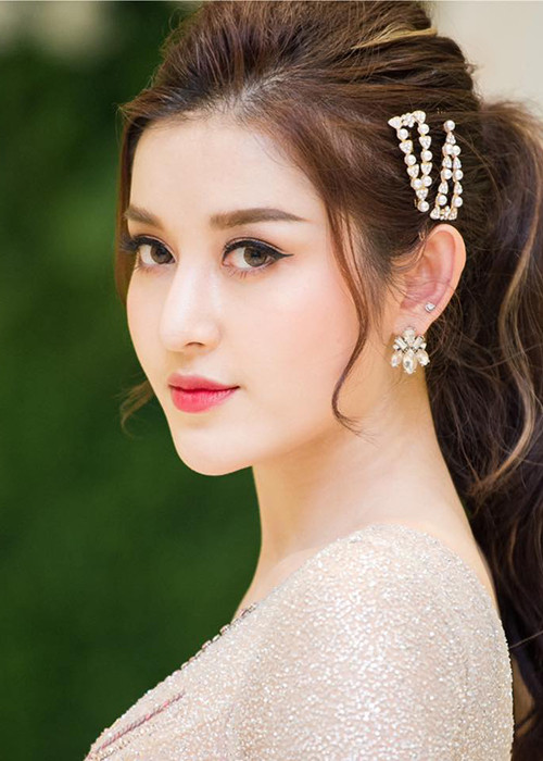 Nàng á hậu tiếp tục ghi điểm bằng phong cách thời trang tinh tế.