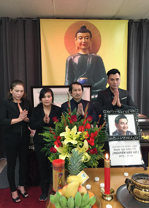 Sau khi nghệ sĩ Anh Vũ qua đời, ca sĩ Leon Vũ được gia đình của Anh Vũ ủy thác nhận thi hài ở Mỹ.