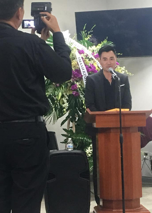 Ngoài ra, Leon Vũ còn hỗ trợ gia đình Anh Vũ tổ chức tang lễ cho cố diễn viên tại xứ cờ hoa trước khi đưa thi hài của Anh Vũ về Việt Nam.