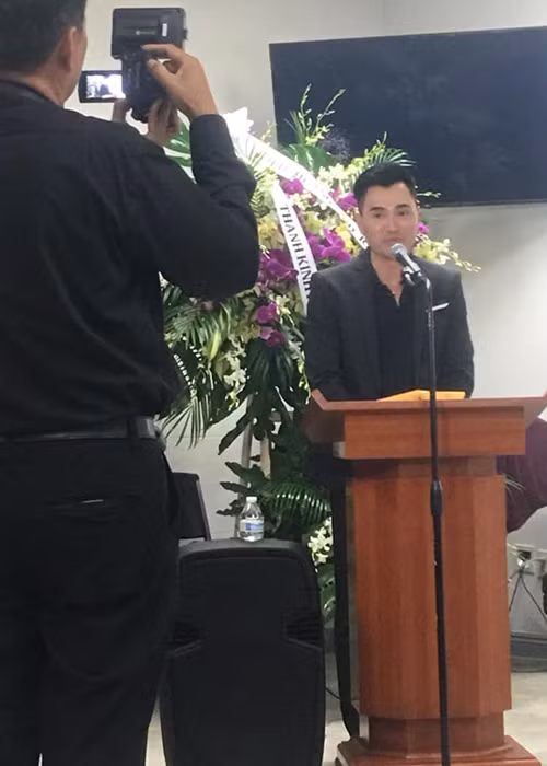 Ngoài ra, Leon Vũ còn hỗ trợ gia đình Anh Vũ tổ chức tang lễ cho cố diễn viên tại xứ cờ hoa trước khi đưa thi hài của Anh Vũ về Việt Nam.