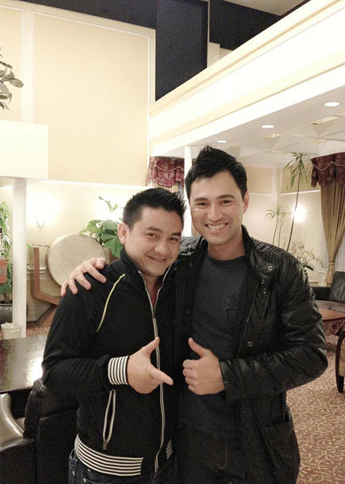 Tình bạn giữa Leon Vũ và Anh Vũ được nam ca sĩ tiết lộ trên Ngôi sao. Theo Leon Vũ, cả hai trở thành bạn bè khoảng 14 năm trước đây khi Anh Vũ sang Mỹ lưu diễn.