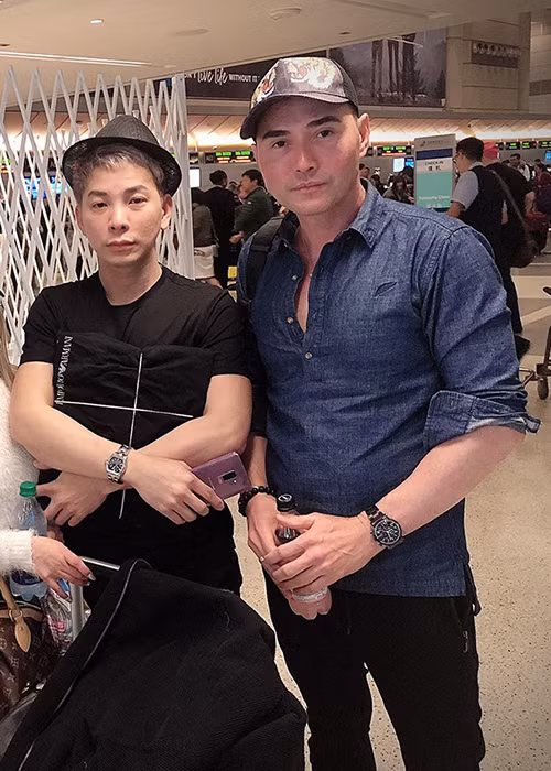 Nam ca sĩ hải ngoại cũng đích thân đưa thi hài của Anh Vũ từ Mỹ trở về quê hương.