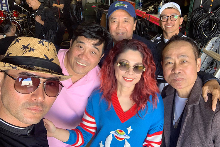 Leon Vũ sang Mỹ từ nhỏ. Chia sẻ trên trang cá nhân, nam ca sĩ cho biết anh từng học tại Đại học Hawaii.