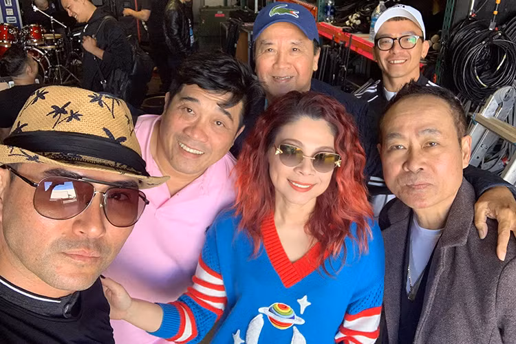 Leon Vũ sang Mỹ từ nhỏ. Chia sẻ trên trang cá nhân, nam ca sĩ cho biết anh từng học tại Đại học Hawaii.