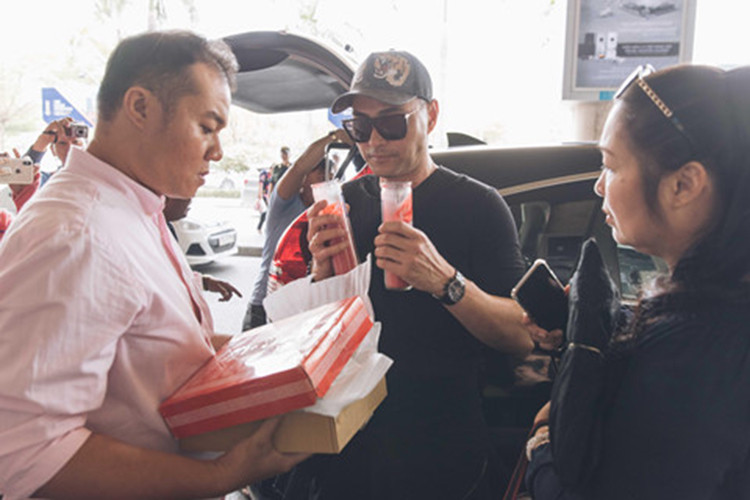 Ở Việt Nam, Leon Vũ lên tiếng về những tin đồn của Anh Vũ như bị ế show, trầm cảm cũng như nguyên nhân Anh Vũ qua đời.