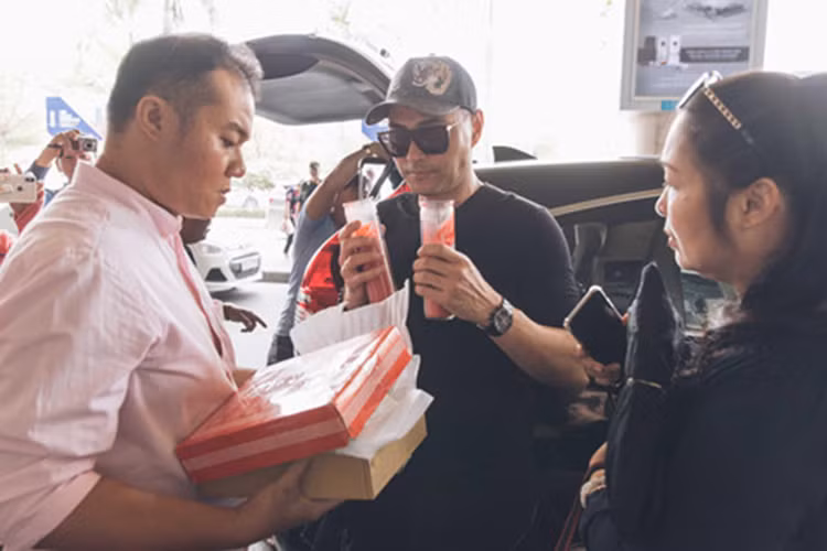 Ở Việt Nam, Leon Vũ lên tiếng về những tin đồn của Anh Vũ như bị ế show, trầm cảm cũng như nguyên nhân Anh Vũ qua đời.