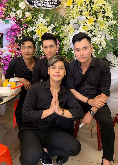 Chia sẻ trên Người lao động, Leon Vũ cho biết, anh không lo vấn đề tài chính, tiền bạc về đám tang của Anh Vũ. "Tôi chỉ chủ trì ôm di ảnh và thân thể của Anh Vũ chứ tôi không đụng tới tiền bạc", anh nói.