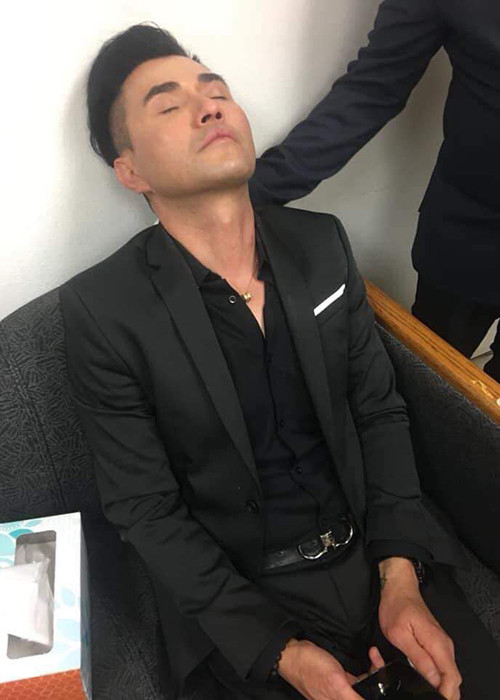 Sau nhiều ngày lo hậu sự cho Anh Vũ cùng gia đình, Leon Vũ bị kiệt sức, chảy máu mũi.