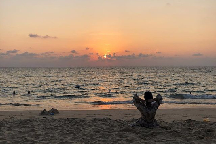 Trước đây, Song Hye Kyo thường đi du lịch cùng ông xã. Chính vì vậy, sự vắng bóng của Song Joong Ki trong chuyến nghỉ dưỡng mới nhất của Song Hye Kyo khiến nhiều người tiếp tục đặt dấu hỏi lớn về cuộc hôn nhân của cặp đôi này.