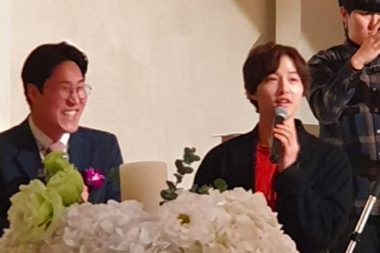 Tài tử phim "Hậu duệ mặt trời" tỏ ra khá vui vẻ mỗi khi xuất hiện trước đám đông.