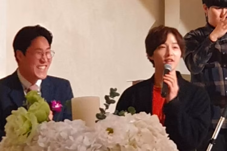 Tài tử phim "Hậu duệ mặt trời" tỏ ra khá vui vẻ mỗi khi xuất hiện trước đám đông.