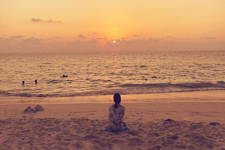 Hình ảnh Song Hye Kyo ngắm biển được người đẹp chia sẻ trên trang cá nhân.