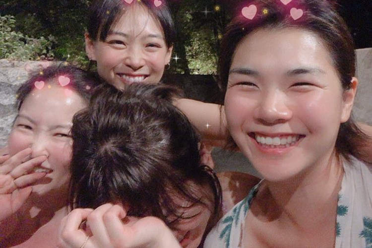 Cư dân mạng phát hiện Song Hye Kyo vui vẻ bên cô bạn thân (ngoài cùng bên phải) bị đồn là người thứ ba.