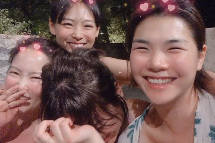 Cư dân mạng phát hiện Song Hye Kyo vui vẻ bên cô bạn thân (ngoài cùng bên phải) bị đồn là người thứ ba.