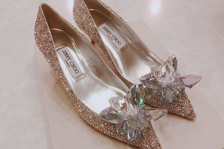 Gần đây, Pông Chuẩn - bạn thân của Cường Đô la và Đàm Thu Trang đã chia sẻ hình ảnh đôi giày hàng hiệu kèm chú thích "Cô dâu trời hành của năm" và gắn thẻ trang cá nhân của Đàm Thu Trang. Fan đoán đây là đôi giày cưới của Đàm Thu Trang.