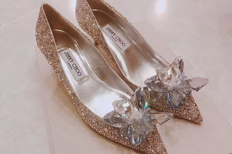 Gần đây, Pông Chuẩn - bạn thân của Cường Đô la và Đàm Thu Trang đã chia sẻ hình ảnh đôi giày hàng hiệu kèm chú thích "Cô dâu trời hành của năm" và gắn thẻ trang cá nhân của Đàm Thu Trang. Fan đoán đây là đôi giày cưới của Đàm Thu Trang.