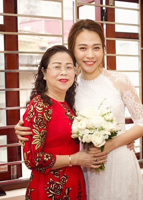 Đáp lại mẹ vợ tương lai, Cường Đô la viết: "Dạ đúng rồi đó mẹ, toàn ăn hiếp con thôi". Về phía mẹ của Đàm Thu Trang, bà cũng hài hước đáp lại con rể tương lai: "Trang đanh đá chín, con chín mười lăm".