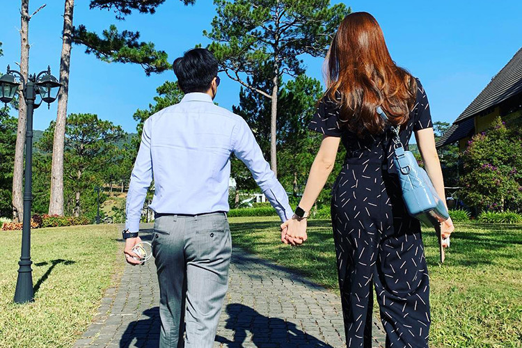 Sau hôn lễ, cặp đôi dính như sam trong công việc lẫn cuộc sống.