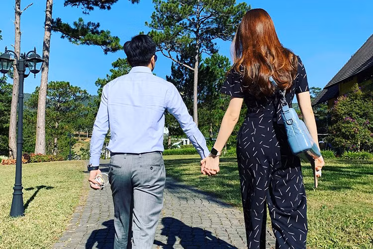 Sau hôn lễ, cặp đôi dính như sam trong công việc lẫn cuộc sống.