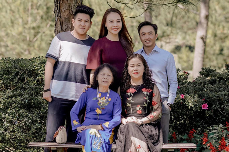 Được biết, mối quan hệ giữa Cường Đô la và mẹ của Đàm Thu Trang rất tốt đẹp. Trong khi đó, Đàm Thu Trang cũng được lòng gia đình chồng.