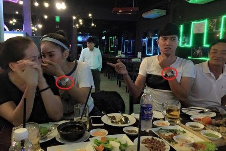 Nam diễn viên bị đồn hẹn hò Lê Phương khi dân mạng phát hiện Quốc Trường đeo chiếc đồng hồ giống chiếc đồng hồ trong bức ảnh Lê Phương chia sẻ.