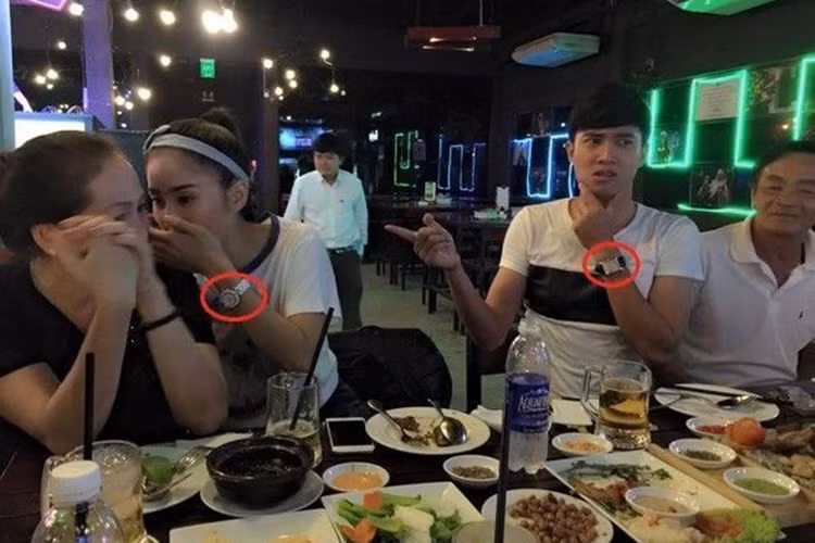 Nam diễn viên bị đồn hẹn hò Lê Phương khi dân mạng phát hiện Quốc Trường đeo chiếc đồng hồ giống chiếc đồng hồ trong bức ảnh Lê Phương chia sẻ.