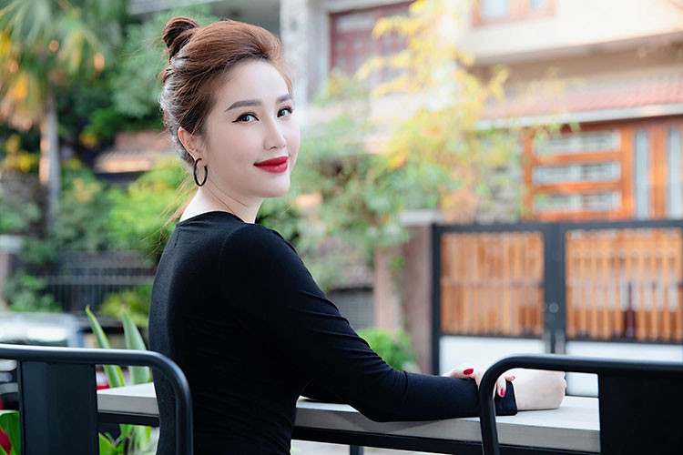 Khi đi diễn ở Gia Lai, Bảo Thy bị một khán giả quá khích lao lên sân khấu ôm chặt và sàm sỡ. Sau khi thoát khỏi fan cuồng này, nữ ca sĩ nhanh chóng chào khán giả.