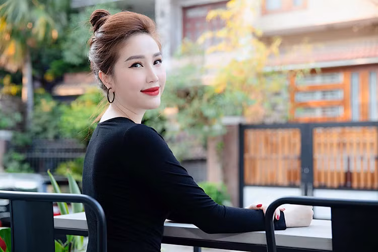 Khi đi diễn ở Gia Lai, Bảo Thy bị một khán giả quá khích lao lên sân khấu ôm chặt và sàm sỡ. Sau khi thoát khỏi fan cuồng này, nữ ca sĩ nhanh chóng chào khán giả.